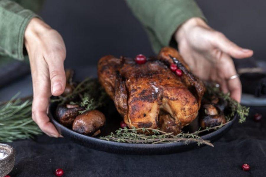 ayam bakar satu ekor (pexels.com/EKATERINA BOLOVTSOVA)