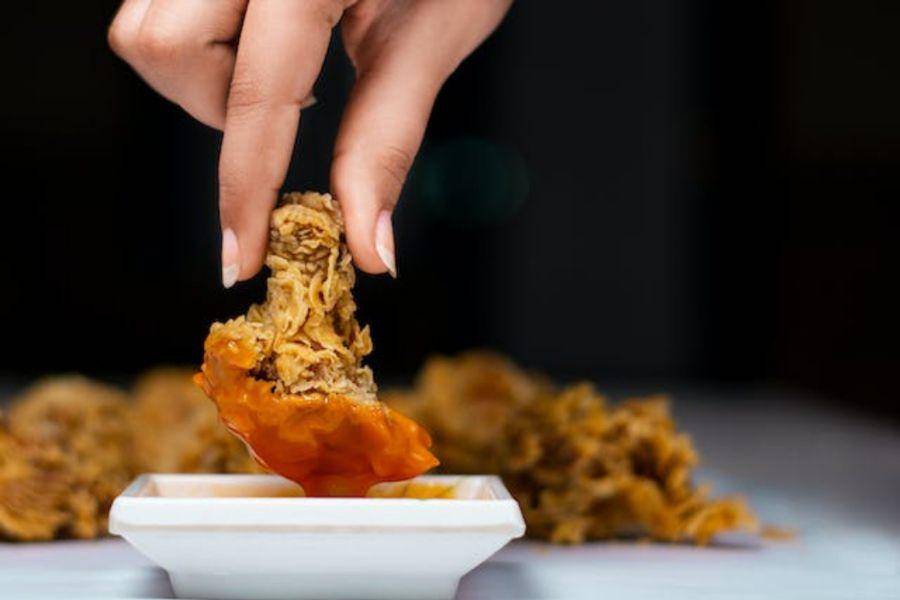ayam tepung sambal bawang (pexels.com/Qamar Rehman)