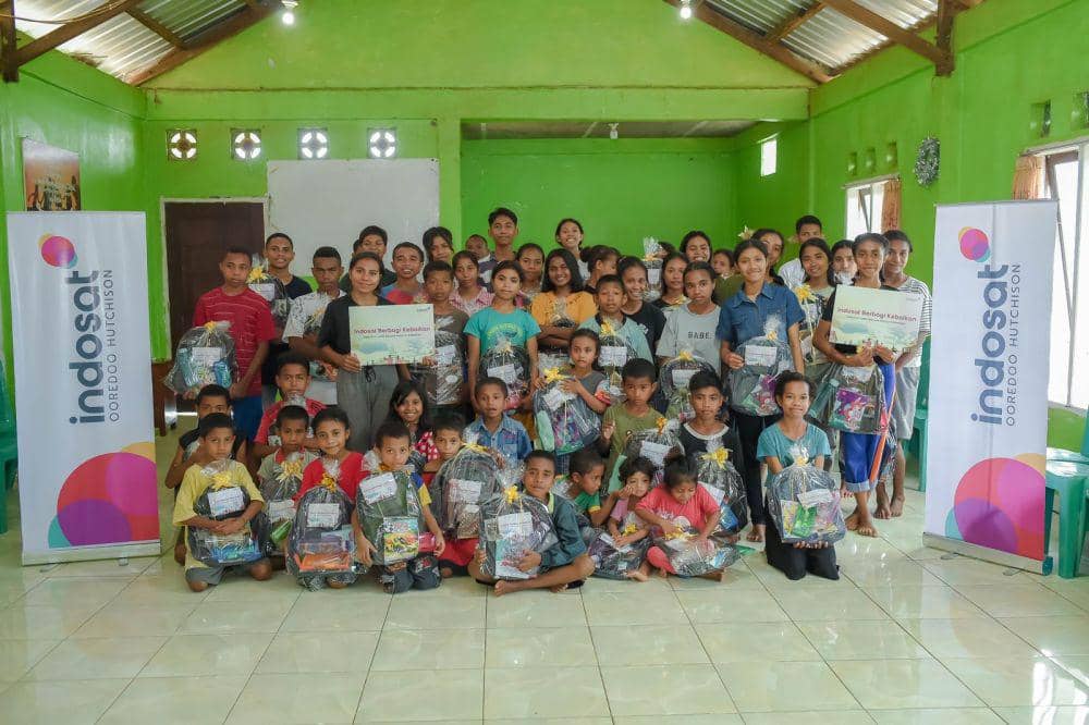 Indosat berbagi kebaikan di Panti Asuhan Syalom, Maulafa, Kota Kupang bersama dengan kurang lebih 100 anak panti, belum lama ini. (Dok. Indosat)