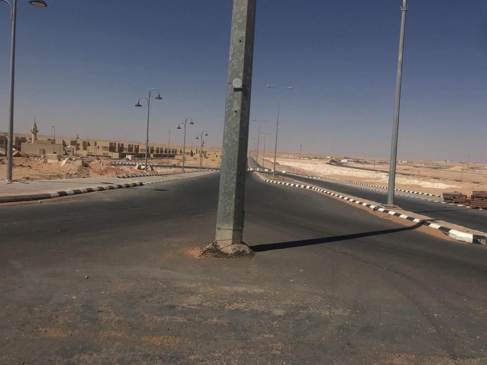 potret penempatan lampu jalan nyeleneh (reddit.com/user/khaled)
