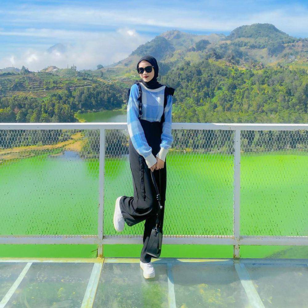 Ide padu padan sneakers putih ala Fanisa (Instagram.com/fanisa_fan)