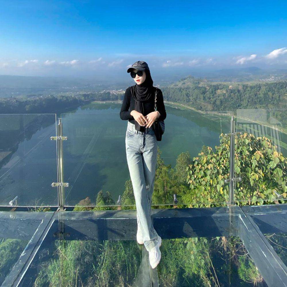 Ide padu padan sneakers putih ala Fanisa (Instagram.com/fanisa_fan)