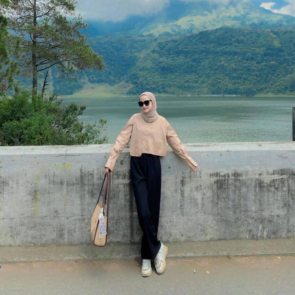 Ide padu padan sneakers putih ala Fanisa (Instagram.com/fanisa_fan)