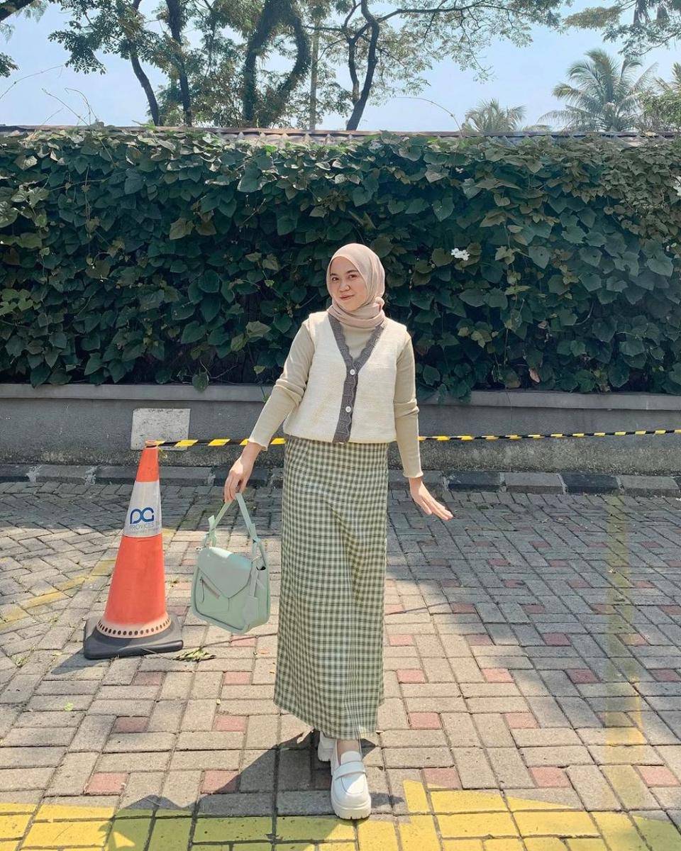 inspirasi OOTD ala Oca (instagram.com/stkhomsah)