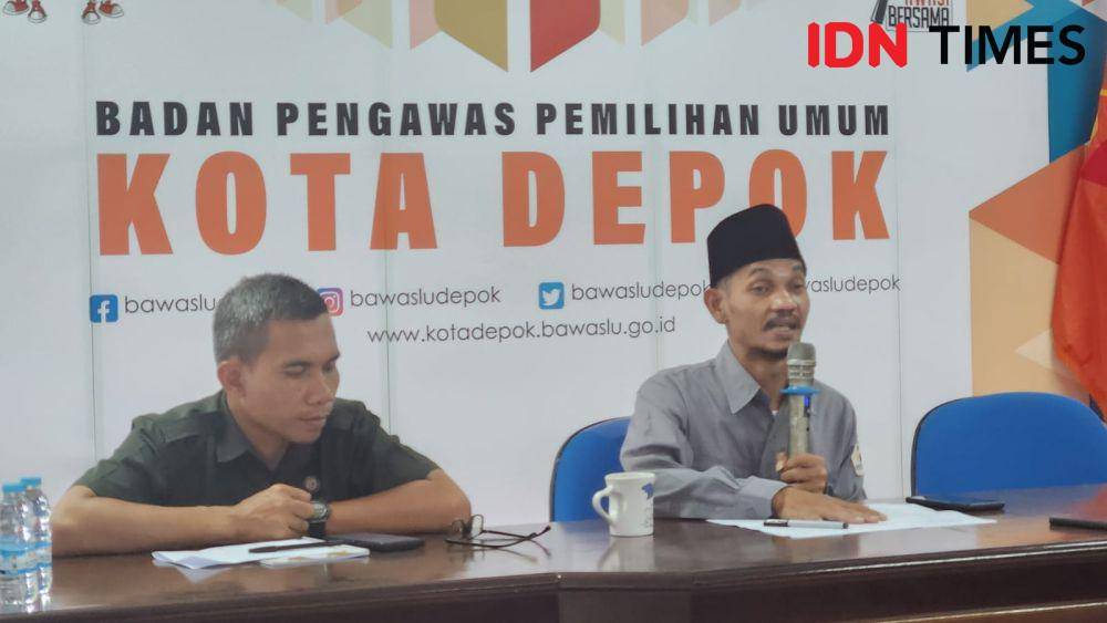 Koordinator Divisi Pencegahan, Partisipasi Masyarakat dan Humas Bawaslu Kota Depok, Andriansyah (kanan) saat ditemui IDNTimes di kantor Bawaslu Kota Depok. (IDNTimes/Dicky)