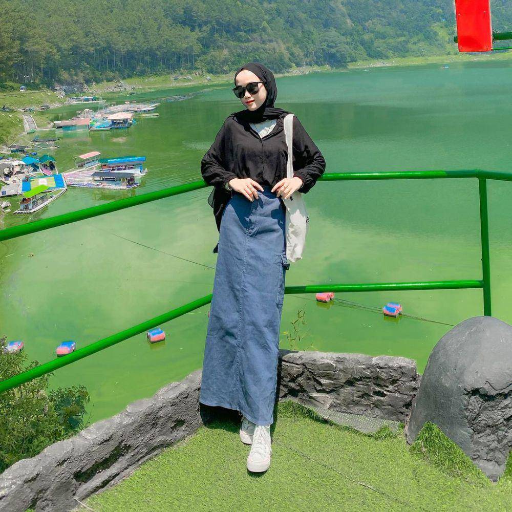 Ide padu padan sneakers putih ala Fanisa (Instagram.com/fanisa_fan)