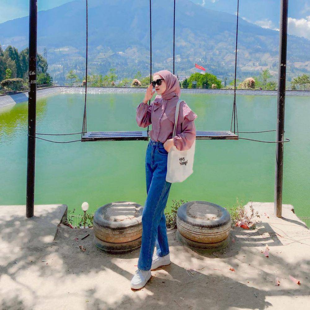 Ide padu padan sneakers putih ala Fanisa (Instagram.com/fanisa_fan)