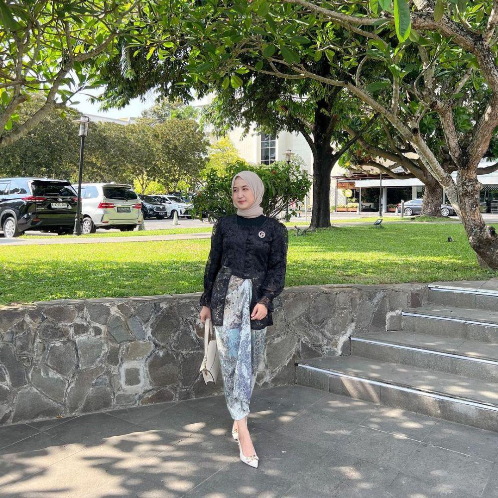 inspirasi OOTD ala Selvi Maulidia (instagram.com/selvimaulidiaa)
