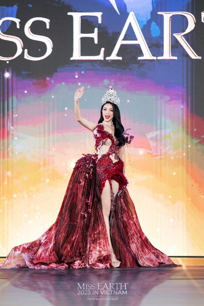 Potret Mina Sue Choi di Final Miss Earth 2023 (Facebook.com/Miss Earth)
