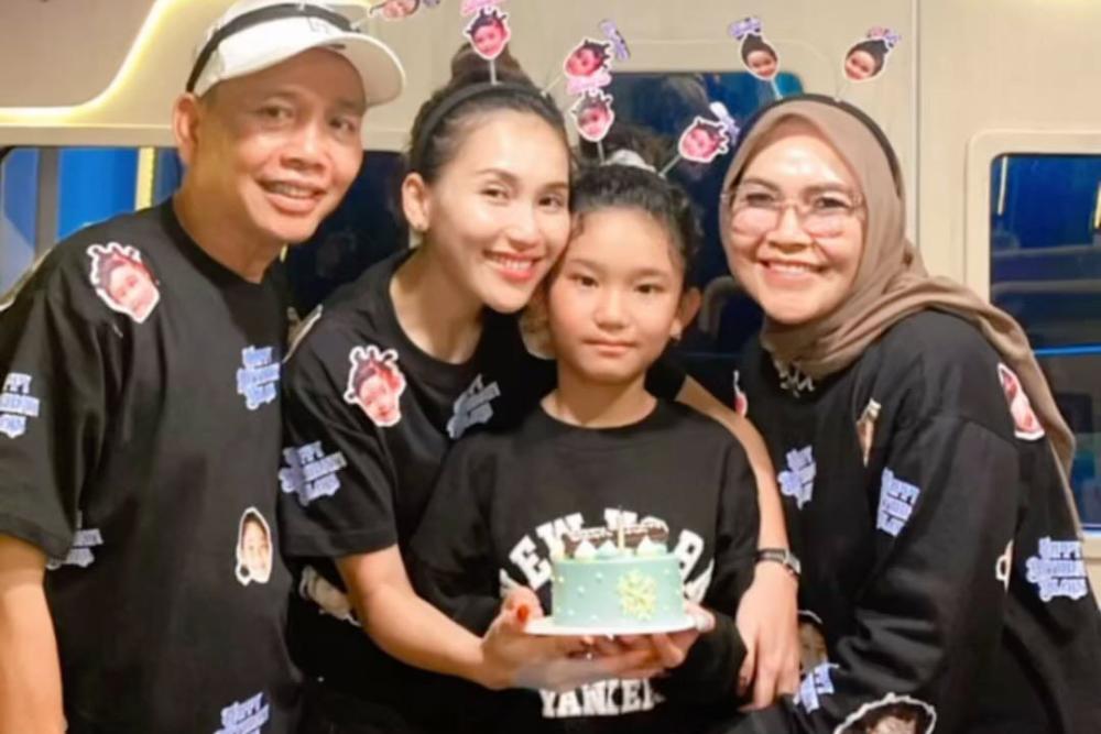8 Momen Kejutan Ultah ke-10 Bilqis Anak Ayu Ting Ting di Bus Liburan