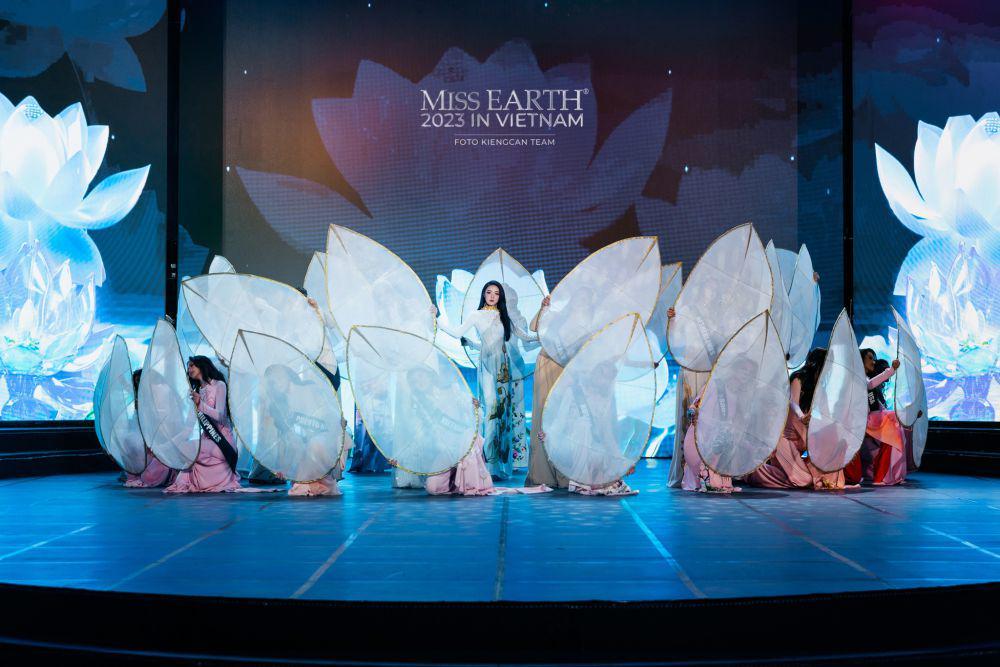 Potret Mina Sue Choi di Final Miss Earth 2023 (Facebook.com/Miss Earth)