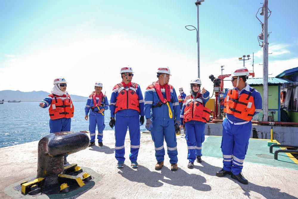 Direktur Keuangan PT Pertamina Patra Niaga Arya Suprihadi bersama dengan Direktur Pembinaan Usaha Hilir Migas Kementerian ESDM, Mustika Pertiwi melakukan pengecekan Stasiun Pengisian Bahan Bakar Bunker (SPBB) di penyebrangan Ketapang – Gilimanuk, Agen dan Pangkalan LPG, serta kesiapan Integrated Terminal Tanjung Wangi dalam menyuplai BBM. (Dok. Pertamina)