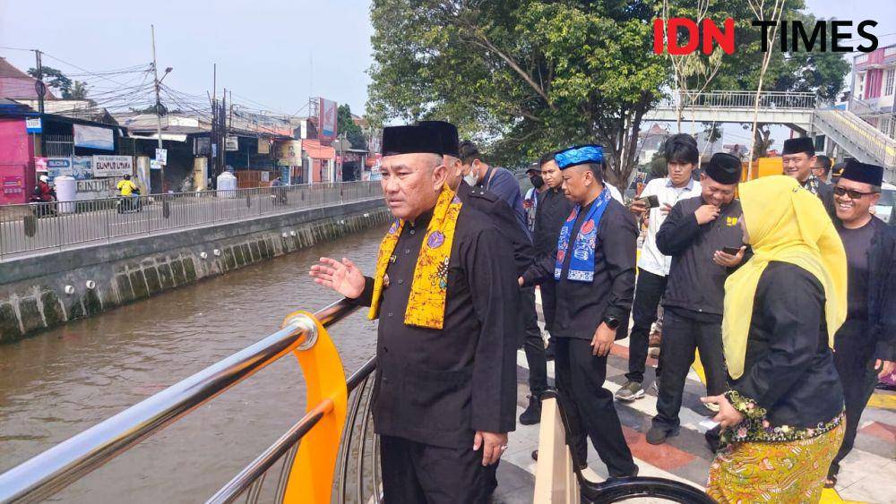 Wali Kota Depok, Mohammad Idris melihat saluran Irigasi Cabang Tengah yang berbatasan dengan Taman Secawan dan Jalan Raya Sawangan, Pancoran Mas, Kota Depok. (IDNTimes/Dicky)