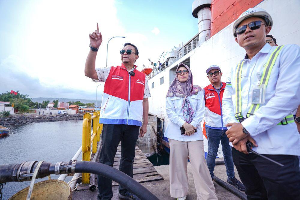 Direktur Keuangan PT Pertamina Patra Niaga Arya Suprihadi bersama dengan Direktur Pembinaan Usaha Hilir Migas Kementerian ESDM, Mustika Pertiwi melakukan pengecekan Stasiun Pengisian Bahan Bakar Bunker (SPBB) di penyebrangan Ketapang – Gilimanuk, Agen dan Pangkalan LPG, serta kesiapan Integrated Terminal Tanjung Wangi dalam menyuplai BBM. (Dok. Pertamina)