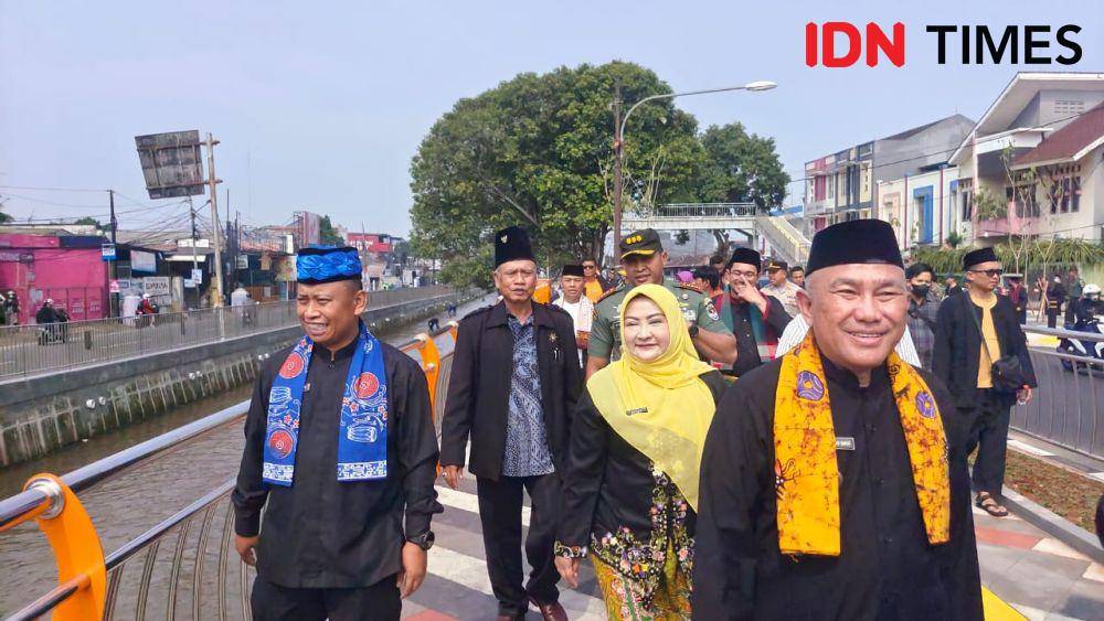 Wali Kota Depok, Mohammad Idris (kanan) meninjau pembangunan Taman Secawan di Jalan Salak, Pancoran Mas, Kota Depok. (IDNTimes/Dicky)