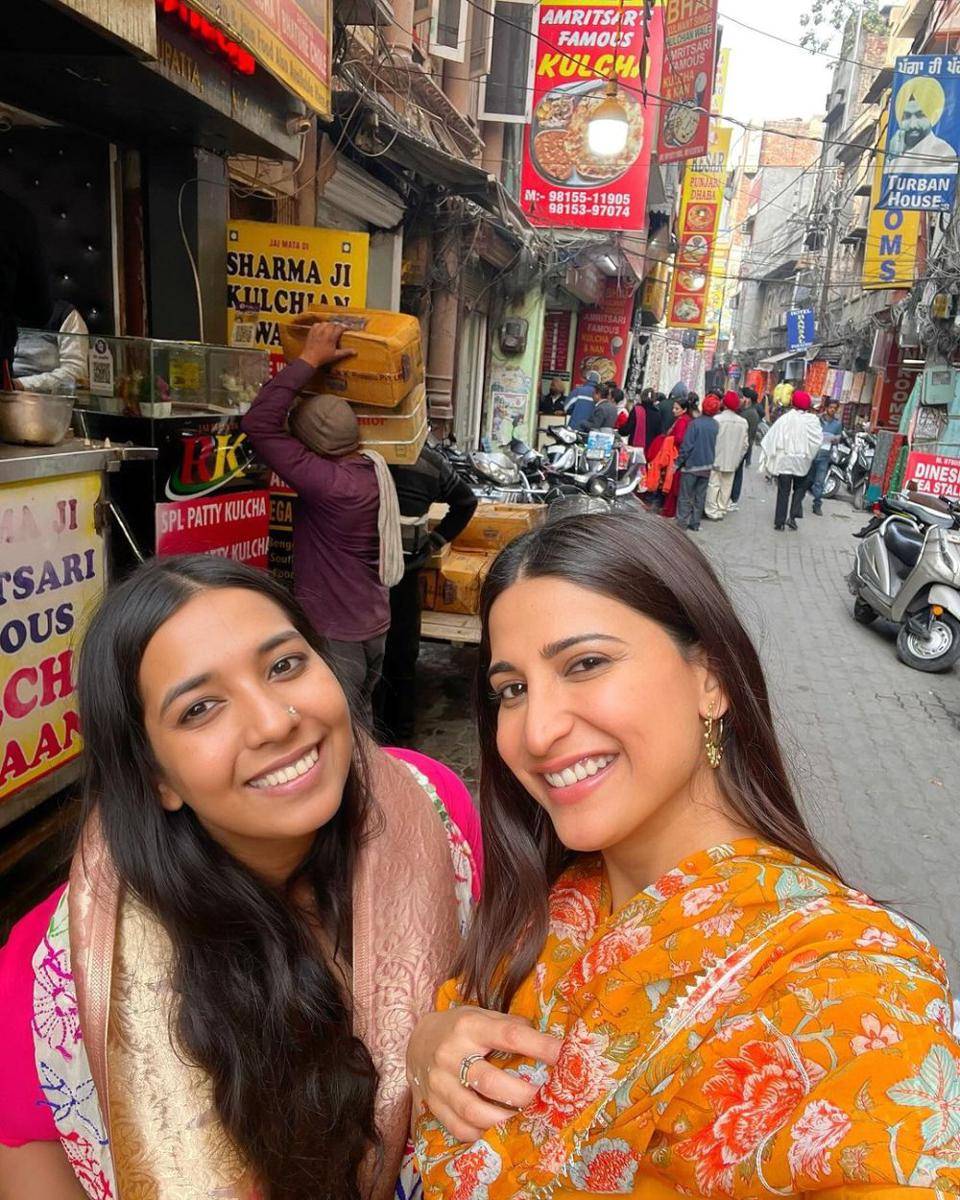 Aahana Kumra dan sahabat (instagram.com/aahanakumra)