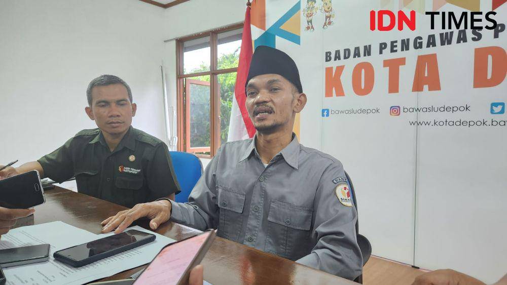 Koordinator Divisi Pencegahan, Partisipasi Masyarakat dan Humas Bawaslu Kota Depok, Andriansyah (kanan) saat ditemui IDNTimes di kantor Bawaslu Kota Depok. (IDNTimes/Dicky)