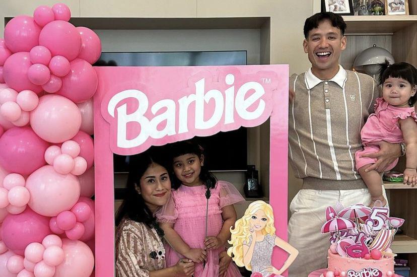 7 Potret Ultah ke-5 Kalea Anak Tarra Budiman, Gemas Bertema Barbie