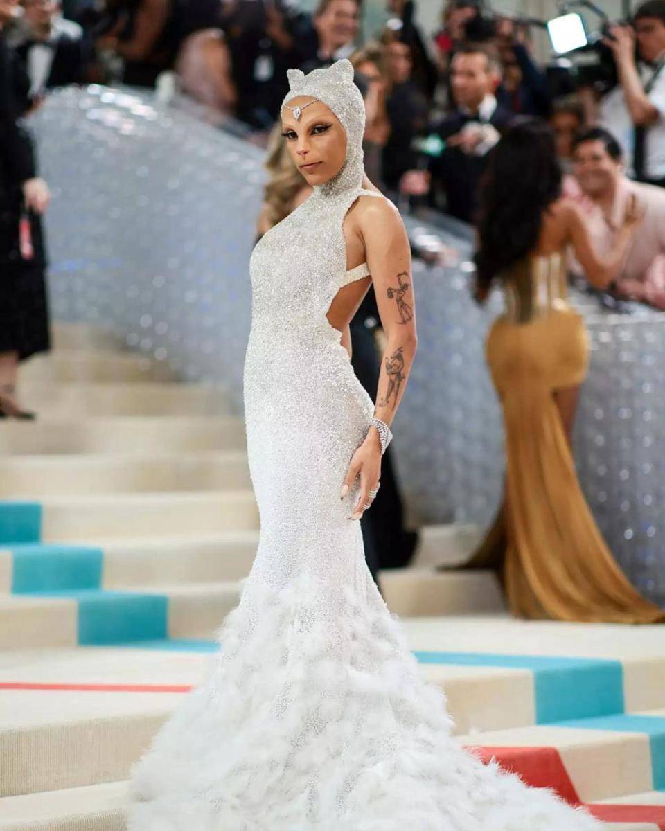 potret Doja Cat di Met Gala 2023 (instyle.com)