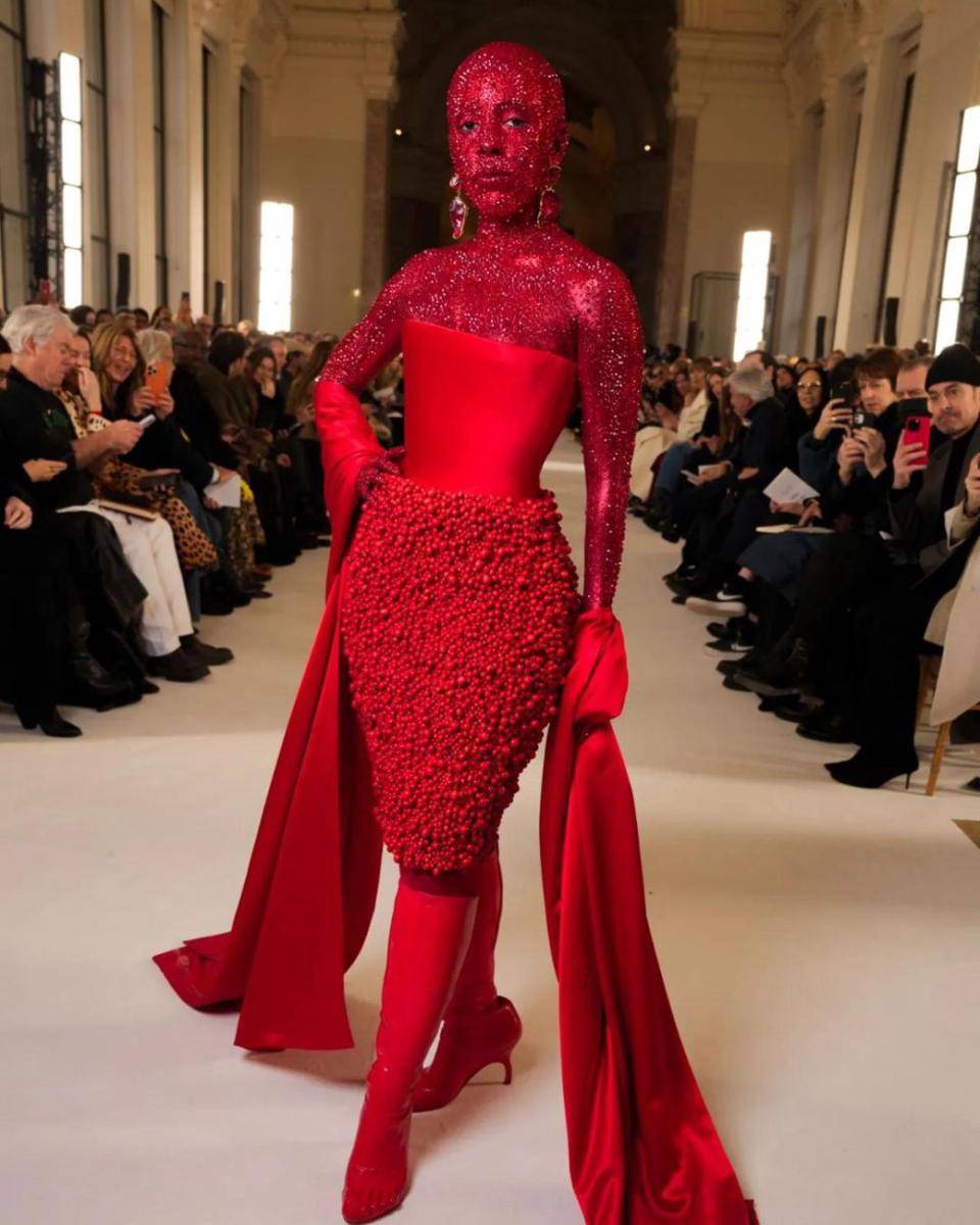 potret Doja Cat saat hadiri Fashion Show Schiaparelli 2023 (wwd.com)