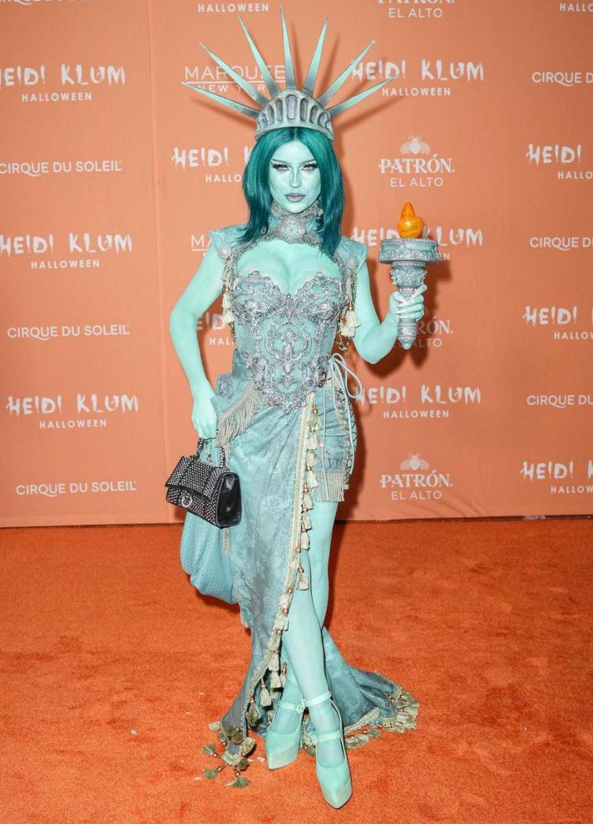 potret Emma Norton saat hadiri pesta Halloween 2023 (wwd.com)