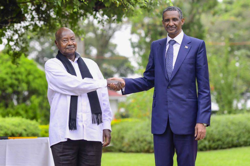 Presiden Uganda Yoweri Museveni dan Pemimpin RSF Sudan, Mohamed Hamdan Daglo di Kampala, Rabu (27/12/2023). (twitter.com/KagutaMuseveni)