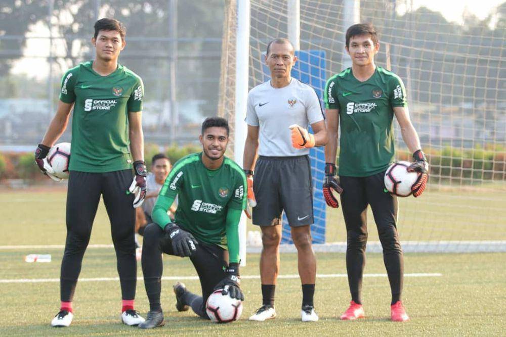 Hendro Kartiko (jersi abu-abu) saat menjadi pelatih kiper Timnas Indonesia pada 2019. (instagram.com/hendrokartiko34coach)