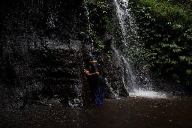 Ilustrasi wisatawan menikmati air terjun di Malang. (IDN Times/Rizal Adhi Pratama)