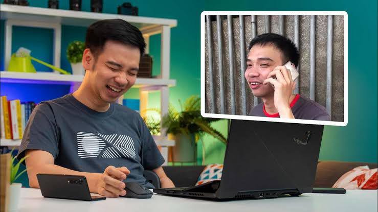 David sedang mereaksi videonya sendiri (youtube.com/GadgetIn)