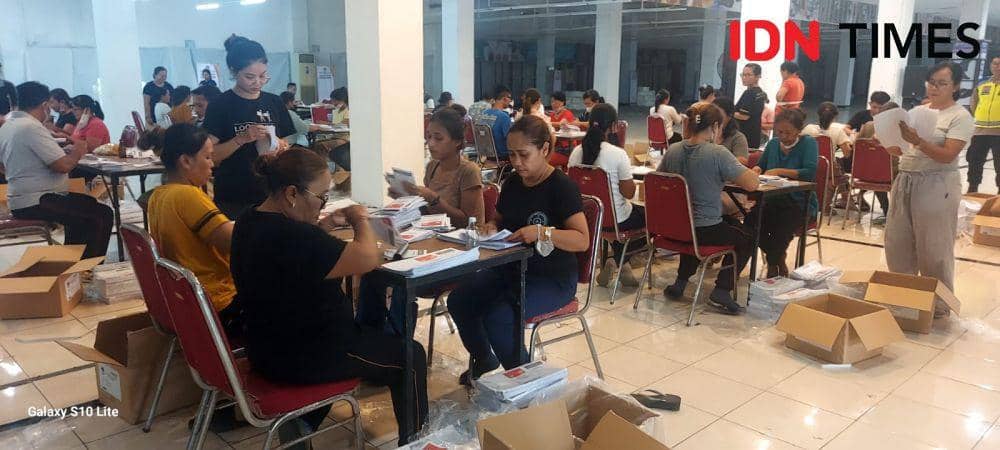 Proses pelipatan surat suara Pilpres di Tabanan (IDNTimes/Wira Sanjiwani)