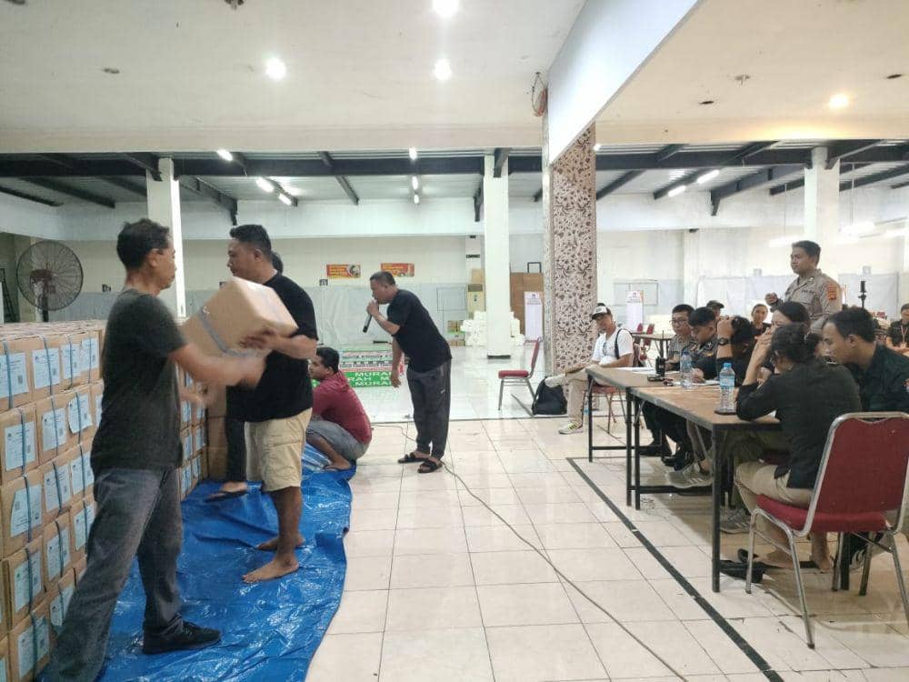 Komisi Pemilihan Umum (KPU) Tabanan menerima surat suara pemilihan untuk DPR RI dabn DPRD Propinsi, Rabu (27/12/2023) (Dok.IDNTimes/Istimewa)