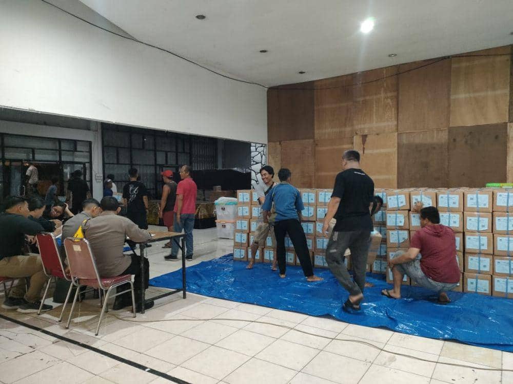Komisi Pemilihan Umum (KPU) Tabanan menerima surat suara pemilihan untuk DPR RI dabn DPRD Propinsi, Rabu (27/12/2023) (Dok.IDNTimes/Istimewa)