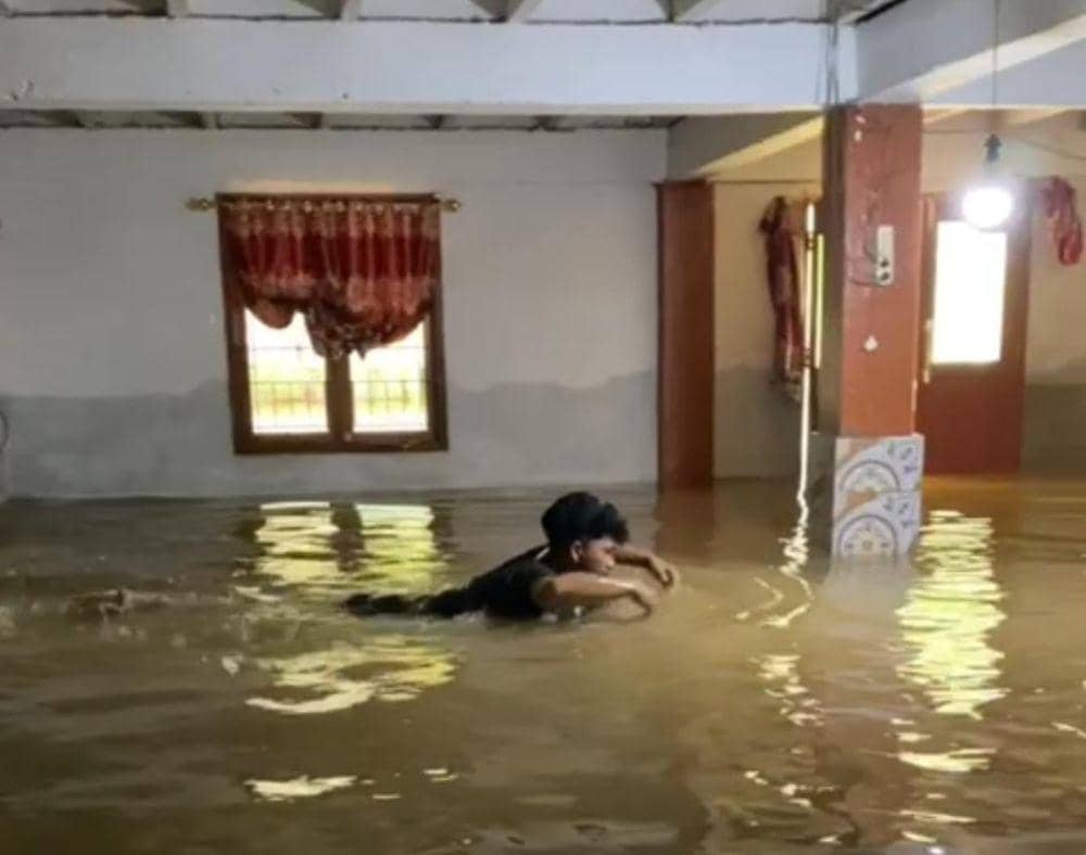 Dermawan saat berada di dalam rumahnya yang banjir akibat luapan sungai Rokan (IDN Times/ Fanny Rizano)