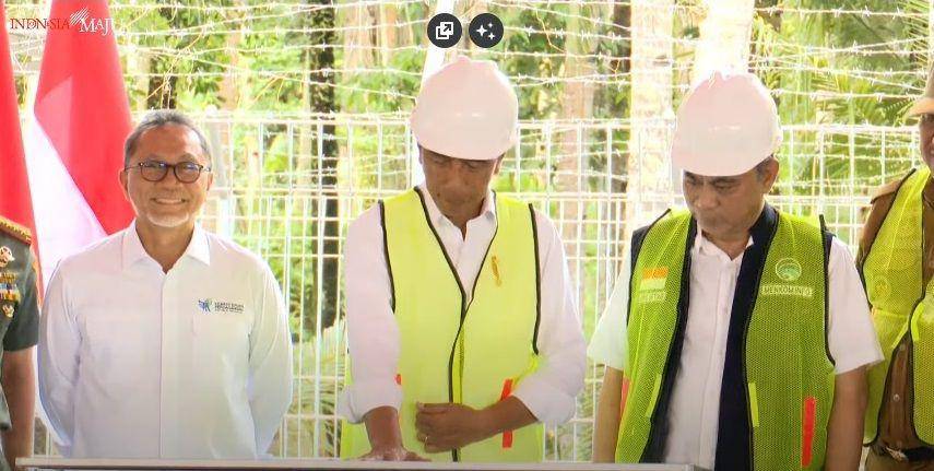 Presiden RI, Joko Widodo, didampingi Menteri Perdagangan RI, Zulkifli Hasan, dan Menkominfo, Budi Arie Setiadi, saat meresmikan BTS 4G dan Satria-1 di Kepulauan Talaud, Sulawesi Utara, Kamis (28/12/2023). Dok. Youtube Sekretariat Presiden