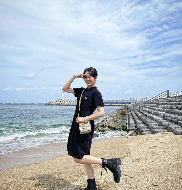 OOTD Jung Ji-so (instagram.com/mint_ziso)