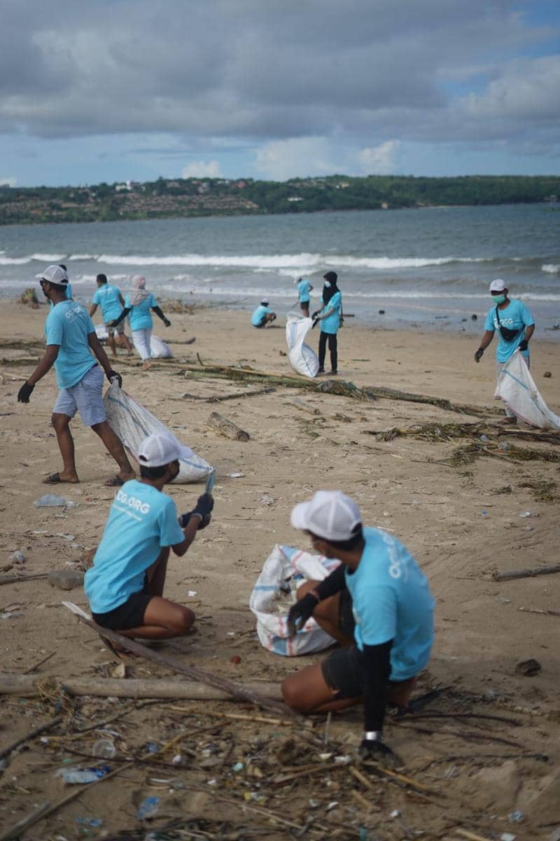 ilustrasi membersihkan sampah di pantai (unsplash.com/OCG Saving The Ocean on)