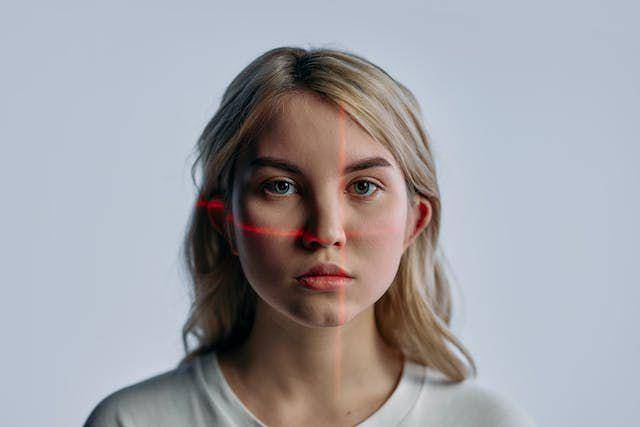 ilustrasi pengenalan wajah (pexels.com/cottonbro studio)