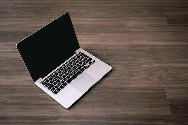 ilustrasi macbook (pexels.com/Craig Dennis)