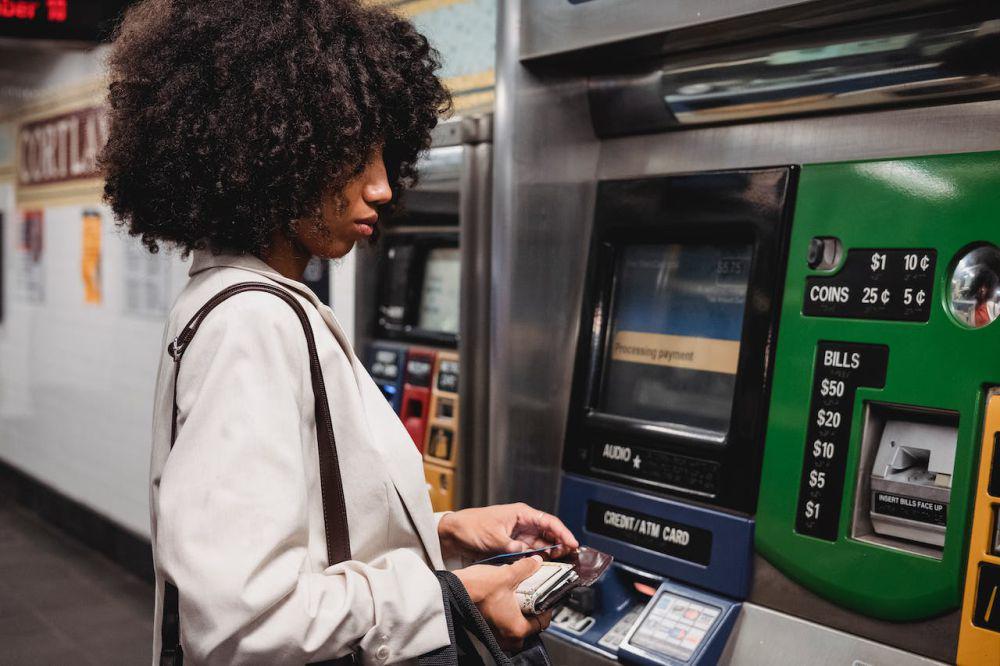 ilustrasi menggunakan mesin ATM (pexels.com/Roberto Hund)