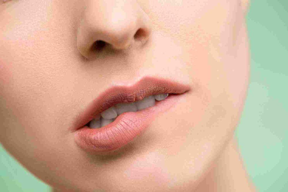 ilustrasi seorang perempuan menggigit bibir (pexels.com/Shiny Diamond)