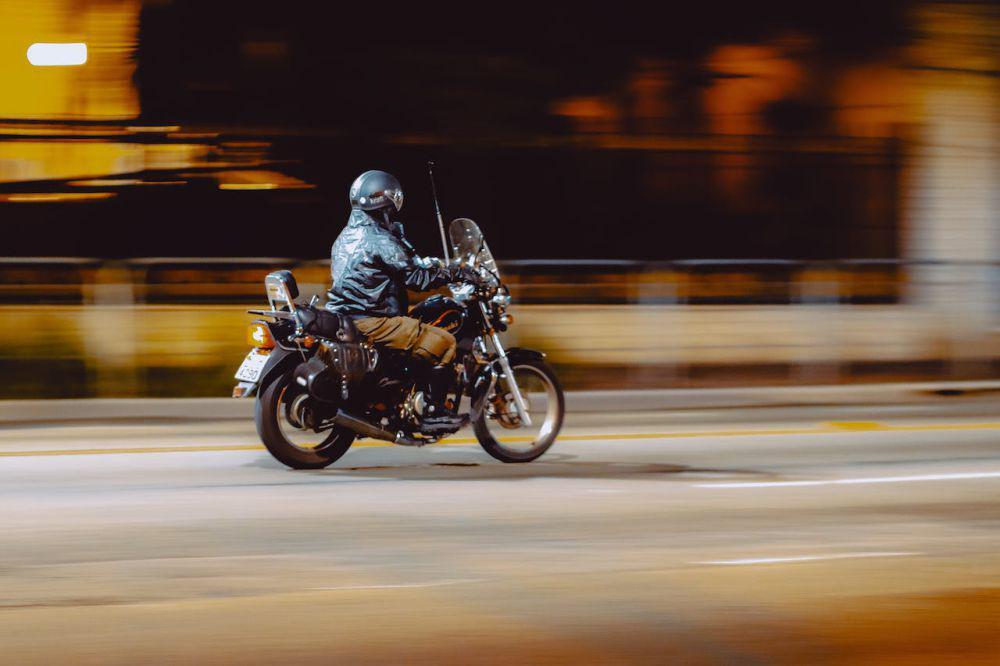 ilustrasi foto dengan teknik panning (pexels.com/Thgusstavo Santana)
