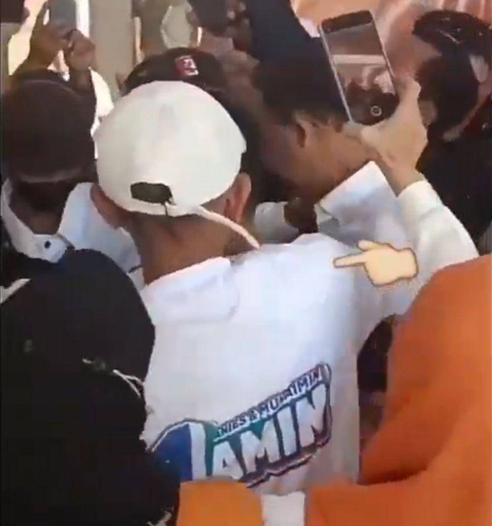 Capres nomor urut satu, Anies Baswedan ketika kena tampar saat kampanye di Pontianak, Kalbar pada 26 Desember 2023. (Dokumentasi Twitter)