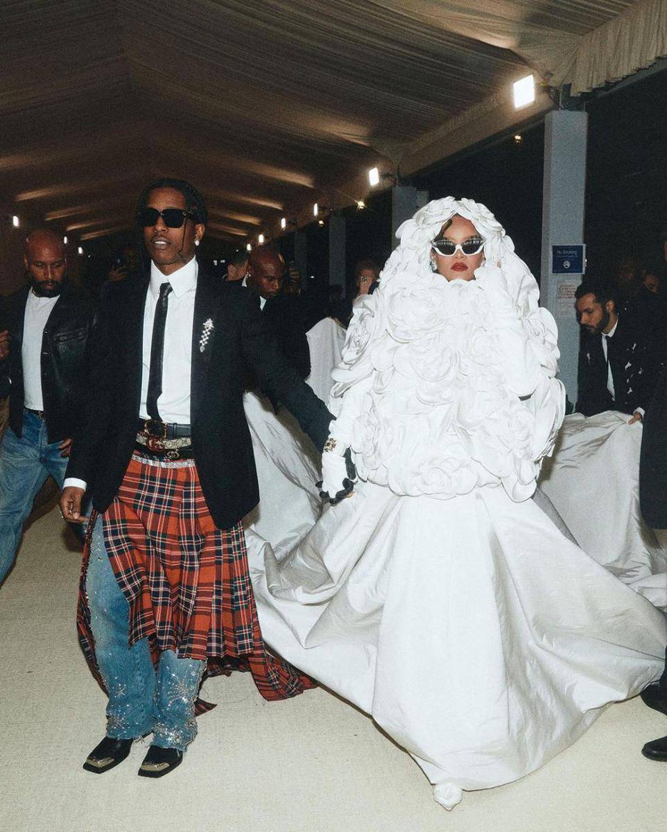 potret Rihanna di Met Gala 2023 (instagram.com/badgalriri)