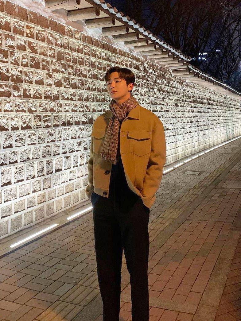 potret Rowoon (instagram.com/ewsbdi)