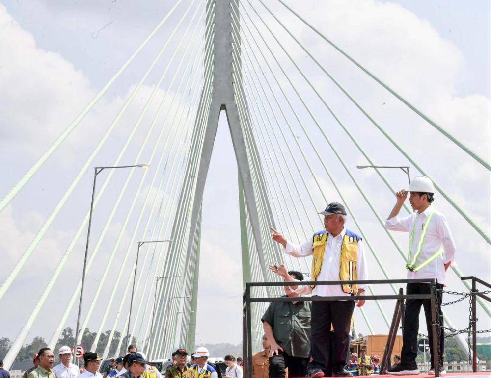 Presiden Joko Widodo bersama Menteri Pekerjaan Umum dan Perumahan Rakyat (PUPR) Basuki Hadimuljono di Jembatan Pulau Balang Kecamatan Maridan, Kabupaten Panajam Paser Utara, Kalimantan Timur (01/11/2023). (instagram.com/jokowi)