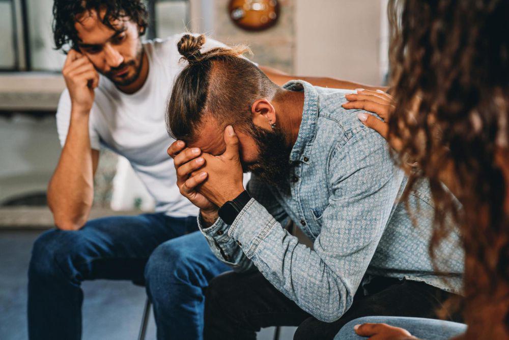 ilustrasi sahabat sedang menenangkan pria yang menangis (istockphoto.com/FilippoBacci)