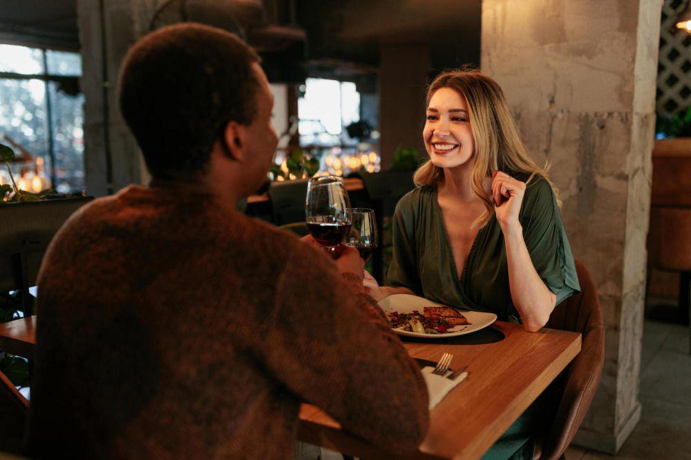 ilustrasi pasangan sedang kencan di kafe yang nyaman (istockphoto.com/Dimensions)