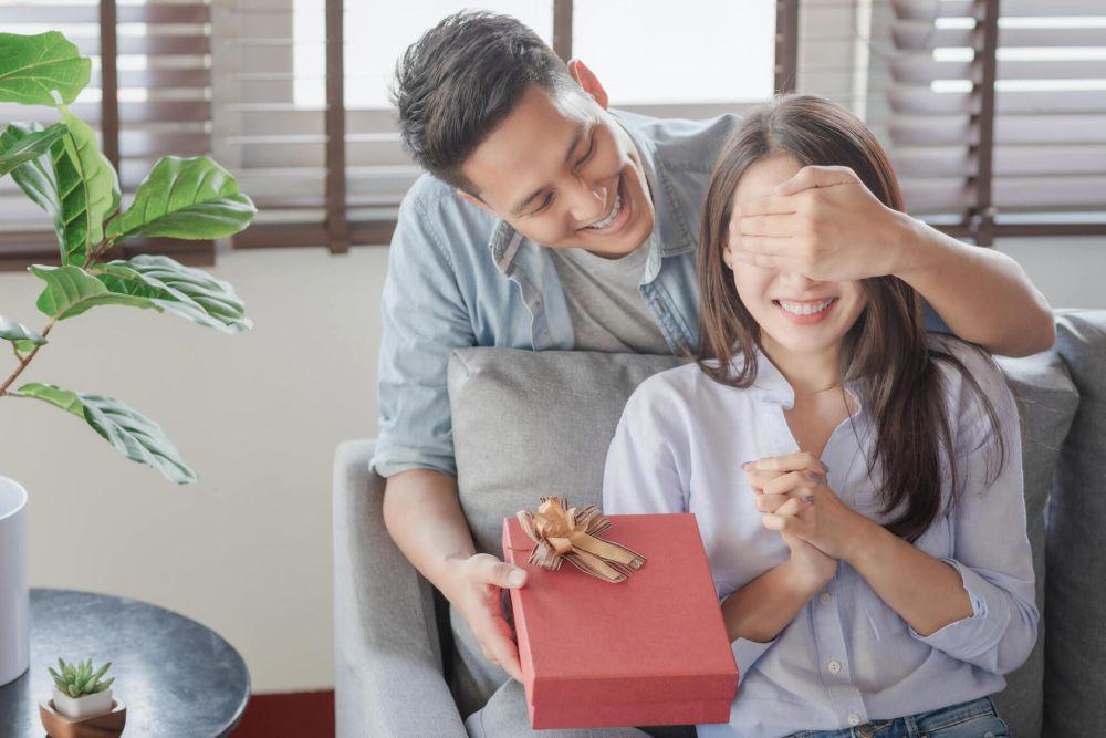 ilustrasi pria memberikan kejutan kepada wanita (istockphoto.com/teddybearpicnic)
