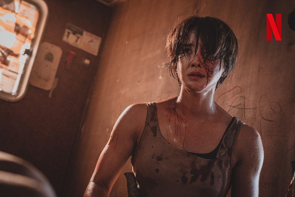 aktris Lee Si-young saat pengambilan gambar (Dok. Netflix/Sweet Home)