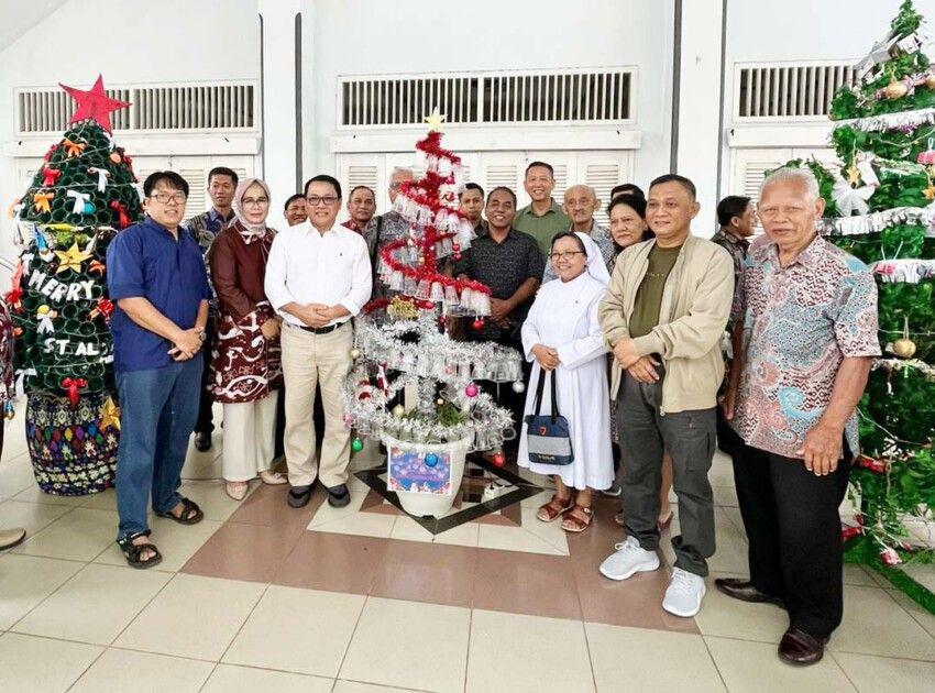 Keren! Gereja Hati Kudus Metro Olah Limbah jadi Pohon Natal Cantik